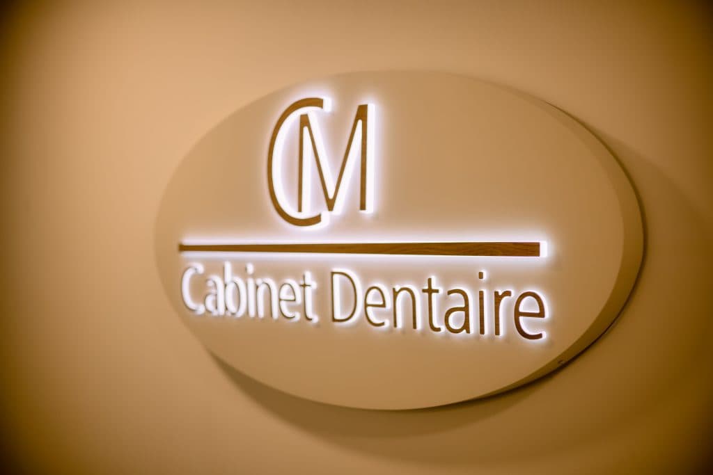Enseigne du Cabinet Dentaire CM — portrait individuel du Dr Paillard à fournir