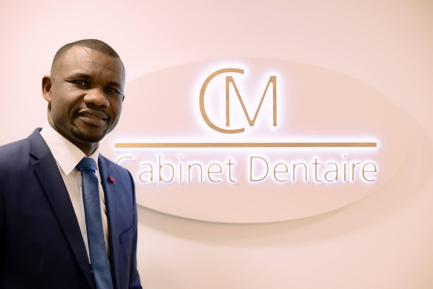 Portrait du Dr Mouafo Tambo Claude, chirurgien-dentiste